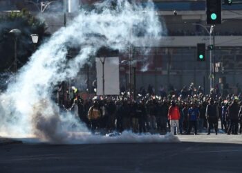 Em meio a protestos, Bolívia revoga lei que limitava estado de exceção