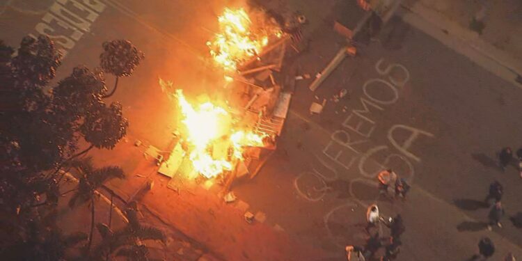 Moradores desalojados por explosão no Jaguaré protestam contra fim de contrato com hotel: 'Não tem CDHU, não tem auxílio-aluguel, não tem nada'